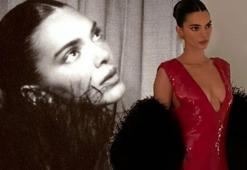 Kendall Jenner’dan sürpriz tercih! 'Kürk Mantolu Madonna'yı okuyor!