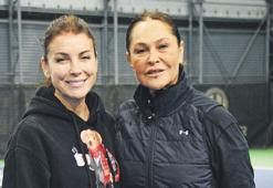 Hülya Avşar ile Özge Özberk kortta karşı karşıya! 'Üşüdük ama keyif aldık'