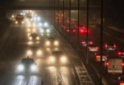 Polonya'da kar yağışı hayatı felç etti! Yüzlerce araç mahsur kaldı