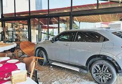 Cahit Berkay araçla restorana daldı