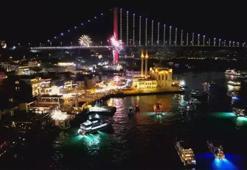 Yeni yıl İstanbul'da coşkuyla karşılandı! Taksim dolup taştı, Kadıköy gökyüzünü aydınlattı