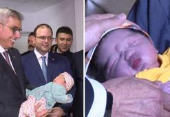 Sağlık Bakanı Memişoğlu yeni yılın ilk bebeklerini ziyaret etti