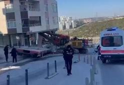 Başakşehir’de korku dolu anlar! Yokuştan kayan TIR binaya çarptı