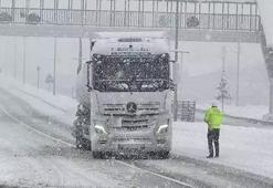 Bolu Dağı geçişi Ankara istikameti yoğun kar nedeniyle ulaşıma kapatıldı