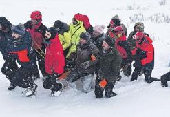 İki mahalleyi çığ yuttu