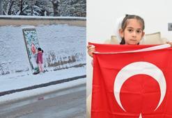 Minik Zeynep’ten büyük davranış: Karla kaplı 'Türk bayrağını' temizleyip öptü