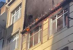 Küçükçekmece'de çatıda yangın! Alevler bitişik binaya sıçradı