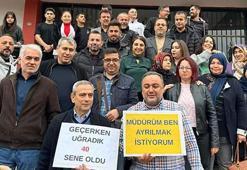 Emekli olan öğretmene duygusal veda! 'İyi ki bu okulda görev yapmışım'