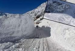 Van-Çatak kara yolu çığa teslim oldu! Kar kalınlığı 5 metreyi aştı