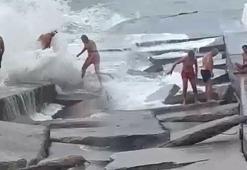 Kadıköy'de denize girmek isteyen kişilerin bacakları kırıldı
