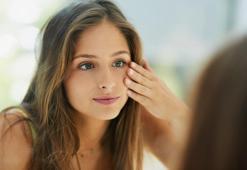Kozmetik ürünlerini çöpe attıran yöntem!Ne kimyasal ne ameliyat: Sadece 15 dakikada göz çevresini gençleştiren doğal rehber