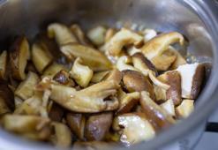 Buzdolabında bir gecede zehir bombasına dönüşüyor! Isıtsanız bile zehri geçmiyor...