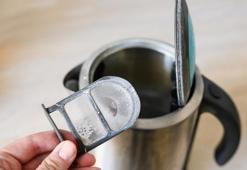 Yılların kirecini saniyeler içinde yok eden formül: Tek bir kaşığı yeterli, ovalamaya gerek kalmıyor