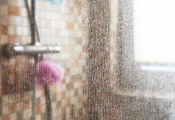 Kireç ve sabun lekesi kabusu sona erdi: Matlaşmış duş camlarını mağazadan yeni alınmış gibi yapıyor!İşte saniyeler içinde parlatan yöntem
