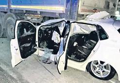 Yayaya çarpıp TIR'ın altına girdi