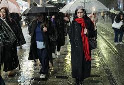 İstanbul kuvvetli yağmur ve şiddetli rüzgara teslim! Evleri, iş yerlerini su bastı