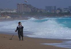 Antalya sahilinde altın avı! Dedektörü alan koştu