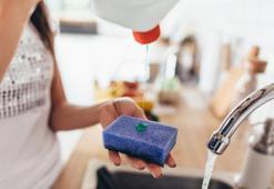 Ahşap, parlak ya da mat... Mutfak tipine göre yağ temizleme rehberi: Yanlış malzeme dolabı bitiriyor!