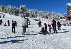 Uludağ'a tatilciler akın etti! Kar kalınlığı 1 metreye yaklaştı