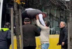 Üsküdar'da İETT şoförü camdan çıkıp kavgaya tutuştu! O anlar kamerada