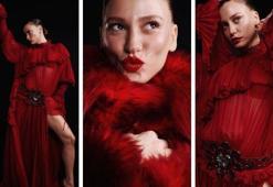Serenay Sarıkaya kırmızılı pozlarıyla Instagram’da göz kamaştırdı!