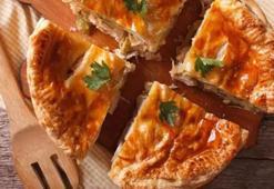 Hamur açma ve yoğurma derdine son! 2 yufkayla tava böreği tarifi