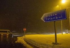 Ekipler sürücüleri uyarıyor! Bolu Dağı'nda kar bastırdı
