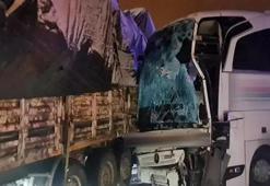 Bingöl’de korkunç kaza! Yolcu otobüsü kayarak TIR'a çarptı
