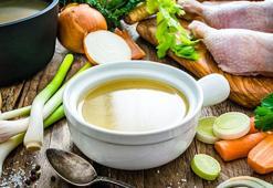 Klasik tarifleri unutun, içine ekleyin! Tavuk suyunu şifa iksirine dönüştürüyor