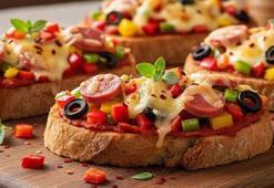 Bayat ekmekleri sakın atmayın! 15 dakikada kahvaltının yıldızı olacak ekmek üstü pizza tarifi