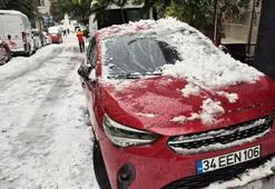 Çatıdan düşen kar kütlesi park halindeki otomobili ezdi
