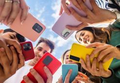 Sosyal medyada saatlerce kaydırırken 2 kere düşünün! Beynin karar verme mekanizmasını felç ediyor