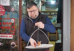 Çay içmeye giden zamanda yolculuk yapıyor! 1 yudumu 17 yıl eskiye götürüyor