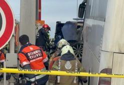İstanbul'da feci kaza! Yolcu otobüsünün çarptığı otomobil gişede sıkıştı: 2 ölü