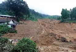 Endonezya’da toprak kayması faciası: 7 ölü, 82 kayıp! Köy haritadan silindi