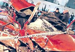 Hurdaya dönen araçta can verdiler