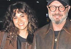 Nişan yüzüğünü boynunda taşıyor