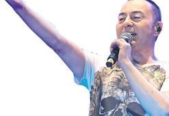 Sahnede yere düştü