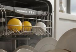 Sakın çöpe atmayın, makinenin içine yerleştirin! Bulaşıkları pırıl pırıl yapan o yöntemi uzmanlar bile öneriyor