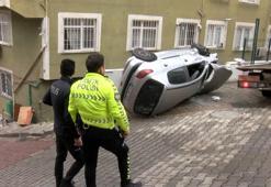 Kağıthane’de feci kaza kamerada: Otomobil 2 araca ve doğalgaz kutusuna çarptı