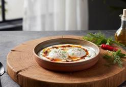 Evde yumurtası olan hemen denesin! Sarımsak, yoğurt ve biberle hazırlanan enfes lezzet