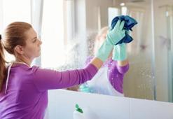 Meğer yıllardır yanlış siliyormuşuz! Banyo aynasındaki buğu ve kireç lekelerini bitiren yöntem