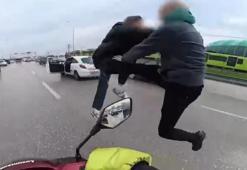 Bursa’da yol verme kavgası! Trafikte tekme tokat birbirlerine girdiler