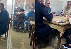 Kıraathanede çekilen görüntüler 'pes' dedirtti! Su baskını bile onları durduramadı