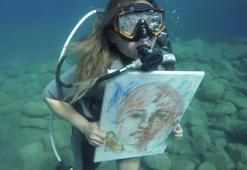 Dünyada üçüncü, Türkiye'de bir ilk! Emekli hemşire sanatıyla su altına iz bırakıyor