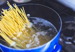 Makarnayı yıllardır yanlış mı pişiriyoruz? Sosyal medyayı ikiye bölen tartışma