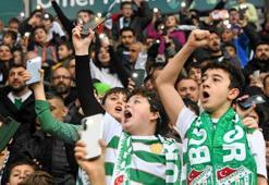 Bursa'da 100 çocuk için unutulmaz gece! İlk defa maçı tribünden izlediler