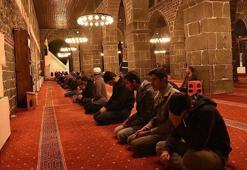 Berat Gecesi 14 Rekat Namaz Nasıl Kılınır? Berat Kandili Namazı Niyeti, Kılınışı ve Okunacak Dualar Nelerdir? Berat Kandili Namazı Nasıl Kılınır?