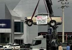 Sıfır araç alan müşteriden vinçli protesto! 'Satarken gösterilen memnuniyet, satıştan sonra sağlanmıyor'