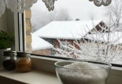 Pencere kenarına bir kase tuz koyun, sonuca inanamayacaksınız! Soğuk havalarda herkesin yapması gereken o yöntem